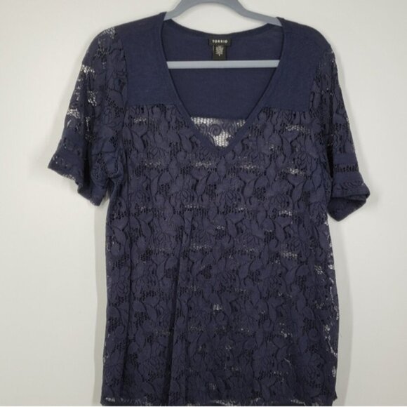 Torrid Blue Lacy Short Sleeve Tee V Neck Sheer Floral Size 1X - Picture 2 of 11